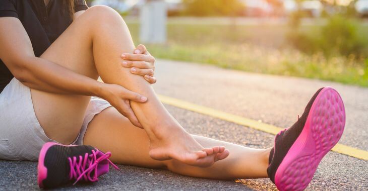 A running woman stopped by ankle injury.