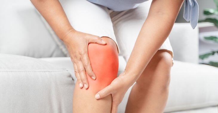 Woman suffering from knee pain.